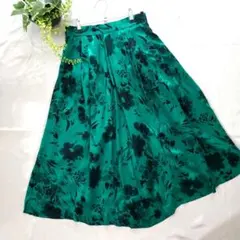 ✩.*˚SHIPS 美品✩.*˚やや光沢 大胆なグリーン絵になるスカート