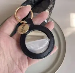新品未使用YSL ミラークッション　レザーキーホルダー　黒のサムネイル