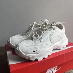 NIKE スニーカー TC7900 22.5cm