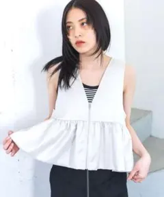 ジーナシス　サテンぺプラムZIPベスト