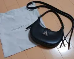 CHARLES & KEITH 　トライアングルバックルベルトショルダーバッグ
