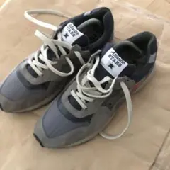 グレー スニーカー