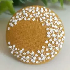 #523　北欧　刺繍ブローチ　ハンドメイド　くるみボタン
