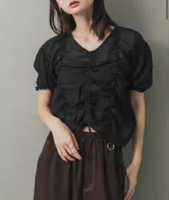 センスオブプレイス　シャーリングブラウスのサムネイル