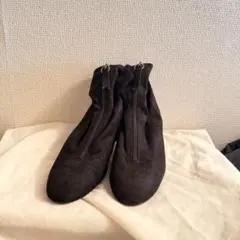 黒いスエードショートブーツ