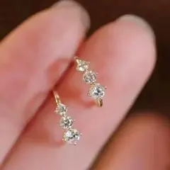 茶*々様 ピアス 18K CZダイヤ 3連ストーン 半フープ デザイン ピアス