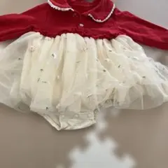 赤いフリル付きロンパース