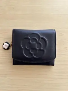 クレイサス　ネイビー　花のエンボス 二つ折り財布