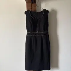 黒のチェーン装飾タイトドレス
