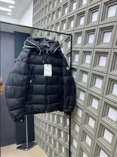 フード付きブラックダウンジャケット