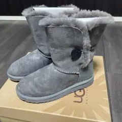 UGG アグ ムートンブーツ ベイリーボタン　グレー　23センチ