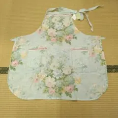 新品タグ付き　エプロン　ローラアシュレイ　水色　花柄 　麻入り　綿入りのサムネイル