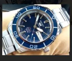 SEIKO 5 自動巻き 青いダイアル。 ベルトはブルーラバーです。