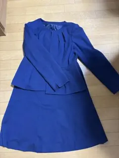 青いジャケットとスカートのセット