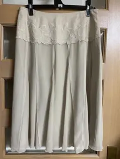 オンワード樫山　フレアスカート　シフォン素材　ベージュのサムネイル
