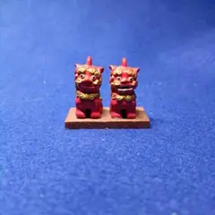 赤い小さなシーサー