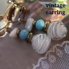 【白い渦巻きと水色のアートガラス＆シェルビーズ】ヴィンテージイヤリング