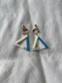 青と白の三角形デザイン イヤリング