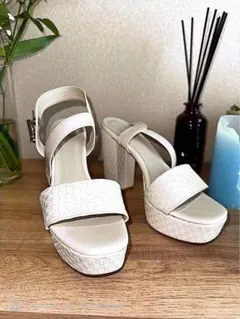 ホワイト編み込み風プラットフォームサンダル