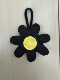 ハンドメイド　黒　花　キーホルダー　ストラップ