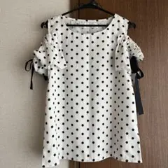 ドット柄オフショルダーTシャツのサムネイル