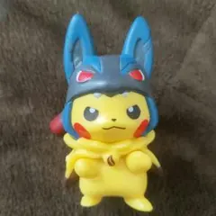 ロ*ー様 ポンチョを着たピカチュウ メガルカリオフィギュア