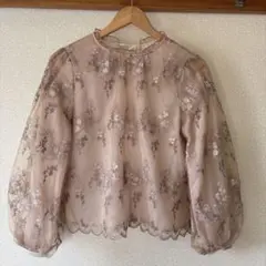 美品musty woman ベージュ 刺繍 ブラウス