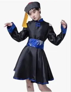 黒と青の肩出し キョンシーのコスプレ