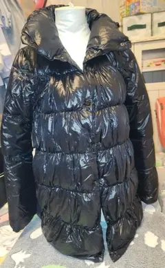 光沢のある黒のロングダウンジャケット