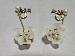 ホワイト　お花　イヤリング パール付き