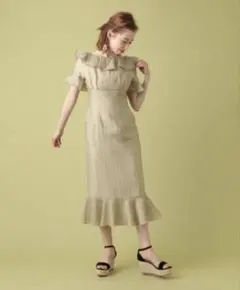 ME COUTURE シャイニーフリルワンピースのサムネイル