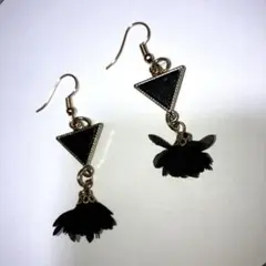 ハンドメイド 黒 三角形と花モチーフのピアス