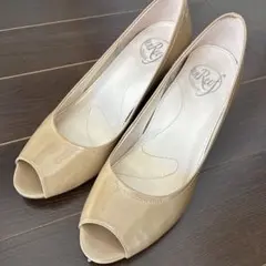 unReef(アンリーフ) ウェッジヒールオープントゥパンプス ベージュエナメル