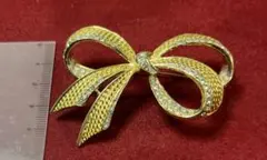 最終値下げリボン型ゴールドブローチ