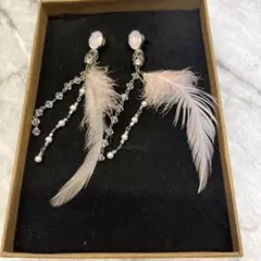 ピンクの羽根のピアス