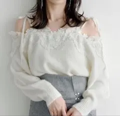 SNIDEL レーストリミングオフショルプルオーバー　アイボリー