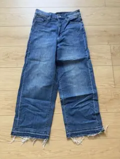 UNIQLO ハイライズワイドクロップドジーンズ　ジーパン　ズボン　23