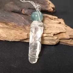 純度の高いヒマラヤ水晶のポイントとフローライトのハンドメイドネックレス　一点もの