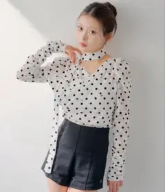 【SALON by Chico】 チョーカー付きフロッキードットレーストップスのサムネイル