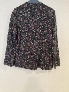 美品 トップス 花柄 長袖カットソー 黒地 ミセス シニア