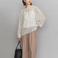 ︎【新品未使用】BEAUTY&YOUTH シフォンフラワーブラウスのサムネイル