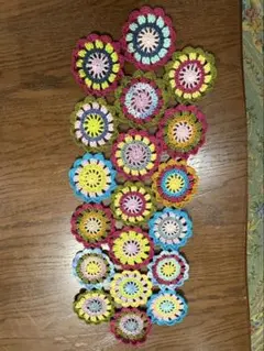 テーブルセンター（かぎ針編み）　モールフラワー付き