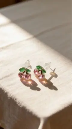 チェリー型ピアス スワロフスキー造形