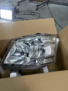 左ヘッドライト　E26キャラバン　NV350 補修前提のサムネイル