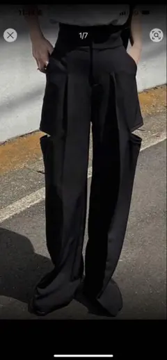 カットアウトポケット付き黒ワイドレッグパンツ