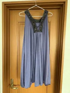 ビーズ装飾 ノースリーブ 紫ワンピース