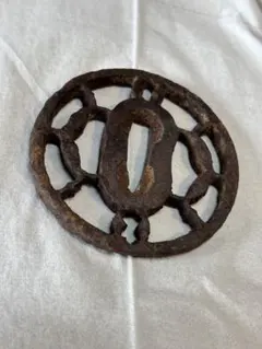 アンティークな古鉄の透かし彫りの鍔 つば 鉄鍔 時代物 刀装具