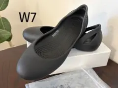 【新品未使用】　クロックス　カディフラット　23cm w7 ブラック　公式のサムネイル