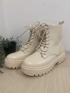 厚底クリーム色ショートブーツ　22.5㎝