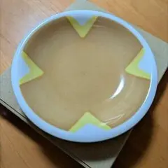 ベージュとイエローの丸型皿